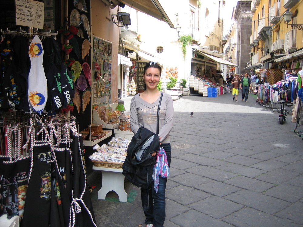 Италия, Соренто, уличка с магазинчета
